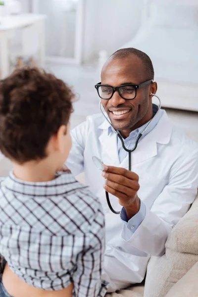 Positivo medico maschile auscultare i polmoni dei ragazzi — Foto Stock