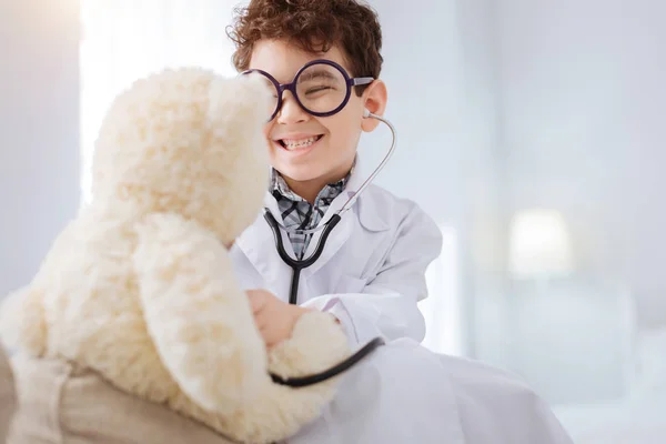 Esuberante divertente ragazzo trattamento peluche orso — Foto Stock