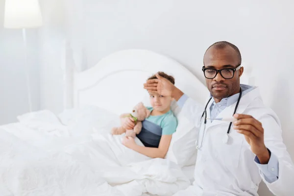 Feliz médico masculino determinando meninos temperatura — Fotografia de Stock