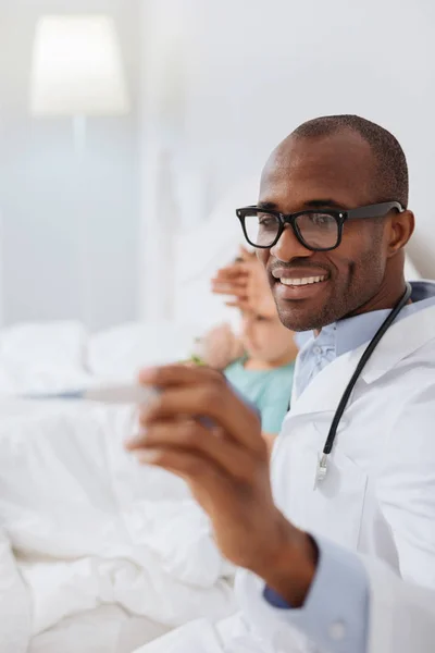 Alegre masculino médico monitoramento meninos temperatura — Fotografia de Stock