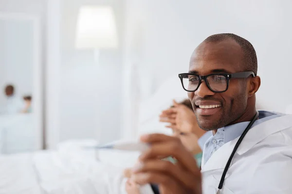 Gay macho médico inspeccionando chicos temperatura — Foto de Stock