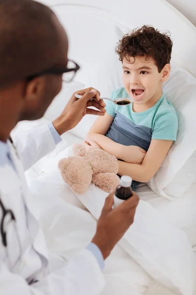Médico profesional masculino que reduce la tos de los niños — Foto de Stock
