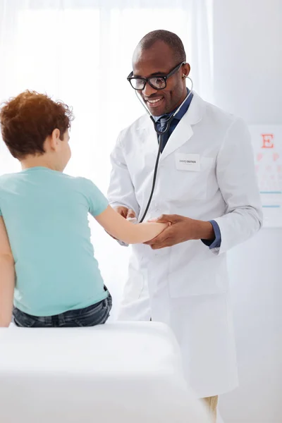 Geïnspireerd van de leuke jongen observeren zijn gezondheidsonderzoek — Stockfoto