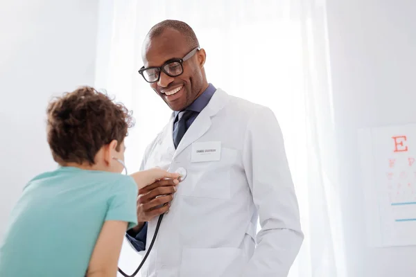 Mutlu erkek doktor stetoskop kullanım öğretim — Stok fotoğraf
