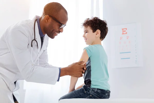 Vigoroso médico masculino curando menino — Fotografia de Stock