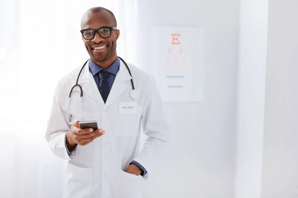 Alegre médico masculino verificando mensagens — Fotografia de Stock