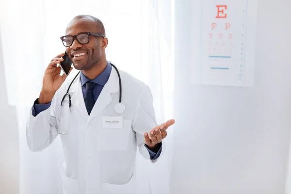 Alegre masculino médico falando no telefone — Fotografia de Stock