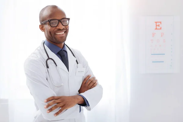 Agradável médico masculino realizando seu trabalho — Fotografia de Stock