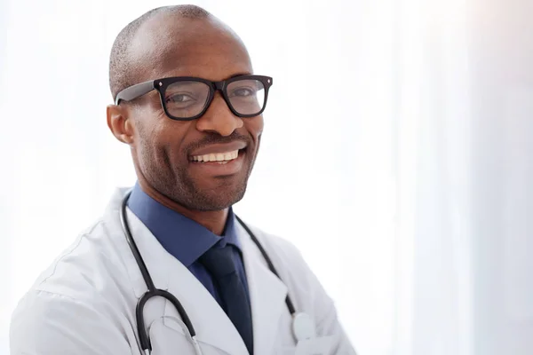 Jovial médico masculino sonriendo a la cámara — Foto de Stock