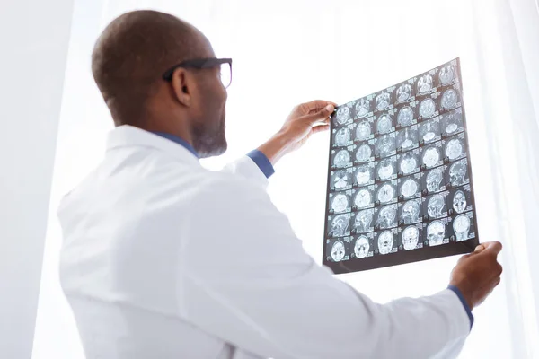 Spirande manliga läkare uppskatta hjärnavbildning — Stockfoto