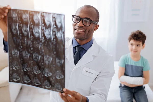 Koncentrerad manliga läkare studera pojkar röntgenbild — Stockfoto