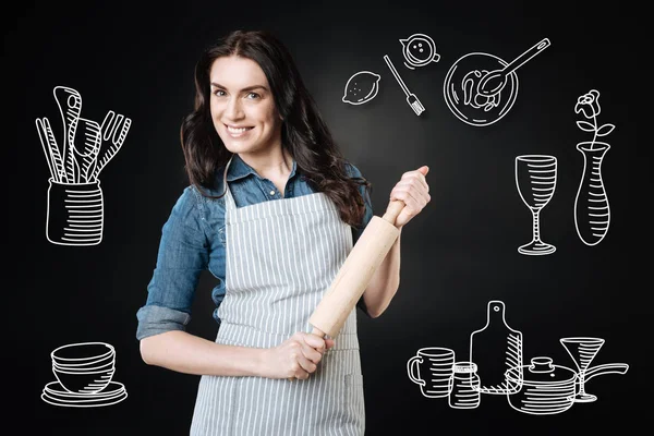 Leende cook känsla säker medan du håller en brödkavel — Stockfoto