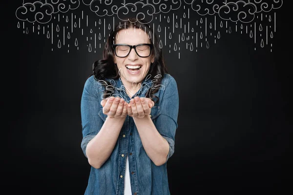 Emocionální žena zavřela oči při přistižení v dešti — Stock fotografie