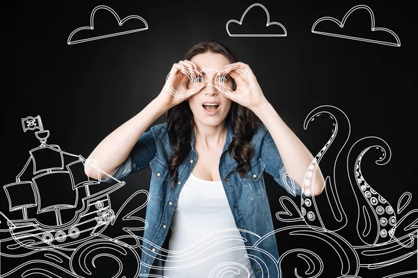 Mujer emocional sosteniendo un binocular y mirando las naves — Foto de Stock