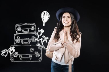 Gülümseyen ve yurt dışında onun tatil Planlama iyimser kişi