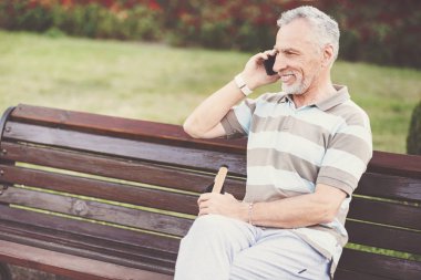 Konuşan memnun iyi görünümlü bir adam