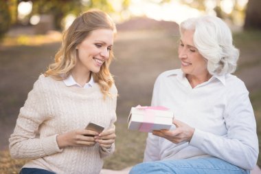 Olgun kızı parkta kutusu veren yaşlı annesi