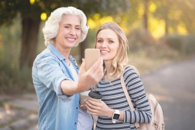 Emekli kadın hamile kızı ile açık havada Gadget'ı kullanma