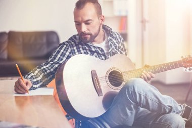 Onun yazma el arıyorum ciddi sakallı adam