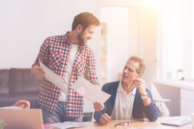 Ofiste yardım olumlu iş arkadaşları