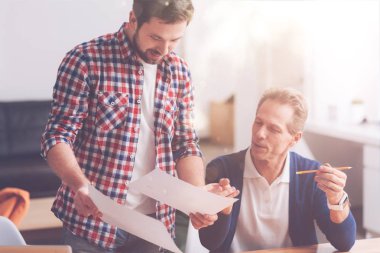 Proje tartışmaya hoş profesyonel iş arkadaşları