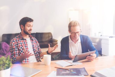 Masada oturan olumlu iş arkadaşları