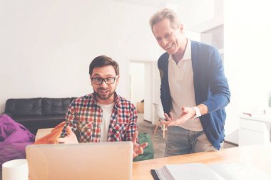 Pozitif meslektaşları dizüstü bilgisayar kullanarak