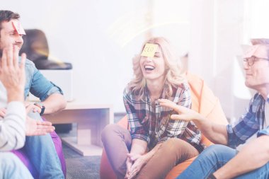 Ofiste dinlenme çok memnun gülümseyen iş arkadaşları