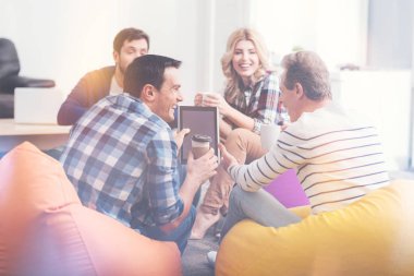 Neşeli arkadaşları ofiste molası