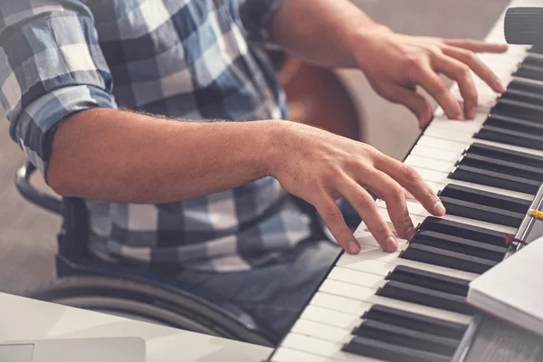 Förstorad bild av manliga fingrar liggande på piano — Stockfoto