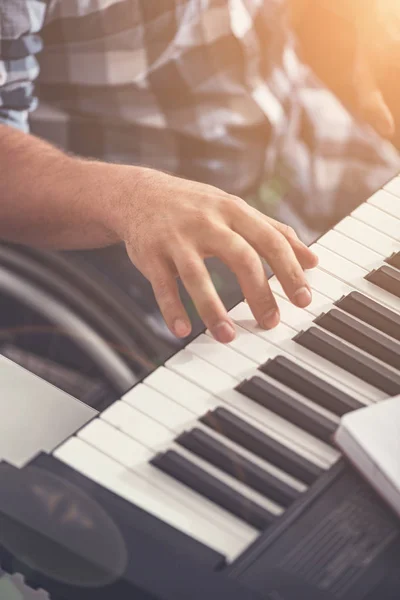 Dedos masculinos tocando piano elétrico — Fotografia de Stock