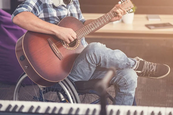 Nahaufnahme des männlichen Körpers im Rollstuhl — Stockfoto