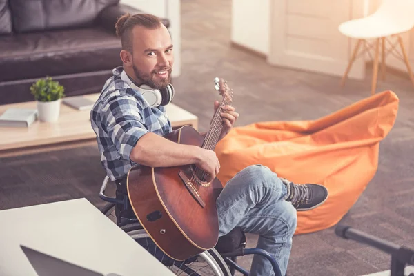 Glücklicher junger Mann posiert mit Musikinstrument — Stockfoto
