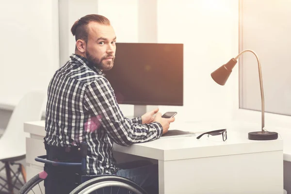 Varón barbudo serio que trabaja en la oficina — Foto de Stock