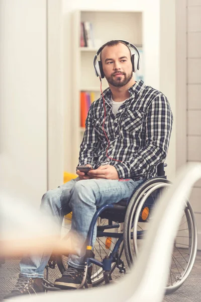 Funktionshindrade ung man lyssnar på radio — Stockfoto