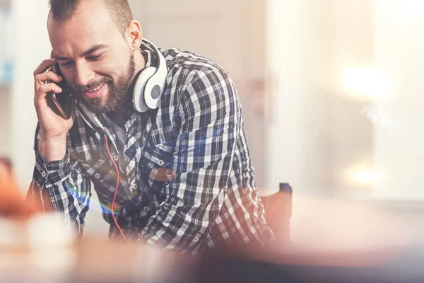 Viel beschäftigte männliche Person telefoniert — Stockfoto