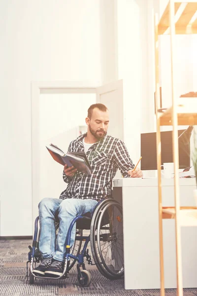 Hombre seguro haciendo algunas notas — Foto de Stock