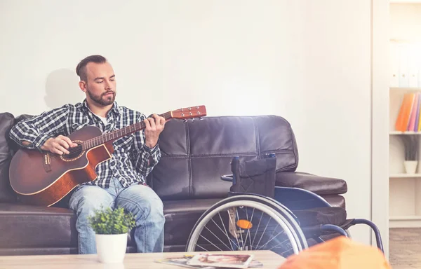 Серьезный инвалид-музыкант — стоковое фото