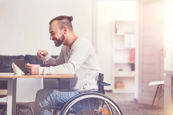 Uśmiechający się niepełnosprawny mężczyzna osoba jeść zupę — Zdjęcie stockowe