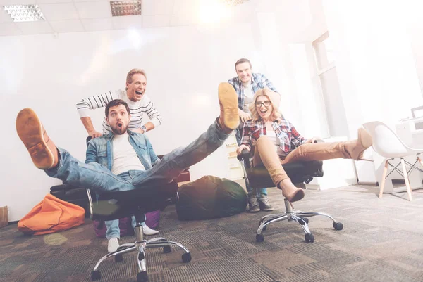 Позитивные коллеги сидят на офисных стульях — стоковое фото