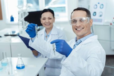 Neşeli bilim adamları bir laboratuarda çalışan