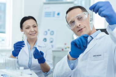 Bir laboratuarda çalışan deneyimli araştırmacılar