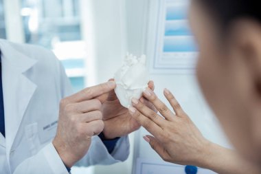 Profesyonel doktorlar hnads'kalbinde modelinin yakın çekim