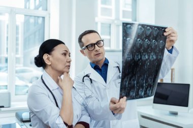 Konsantre doktorlar MRI tarama seyir