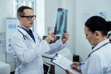 Bir tarama tutan profesyonel çocuk doktoru