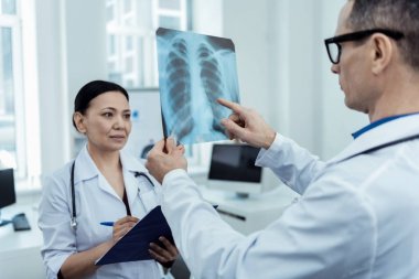 Bir göğüs taraması tutan çocuk doktoru deneyimli