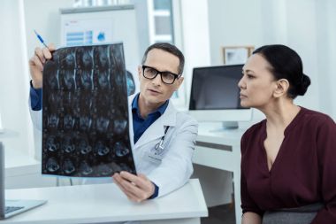 Deneyimli doktor beyin tomografisi gösterilen