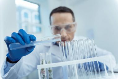 Test tüpleri mikro biyoloji deneme sırasında yakın çekim