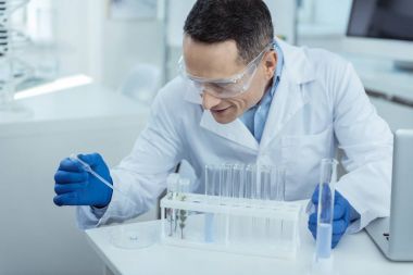 Laboratuarda çalışan deneyimli araştırmacı