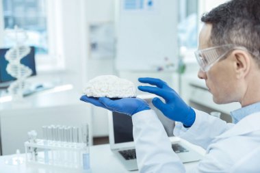Profesyonel doktor beyin ameliyatı için hazırlanıyor
